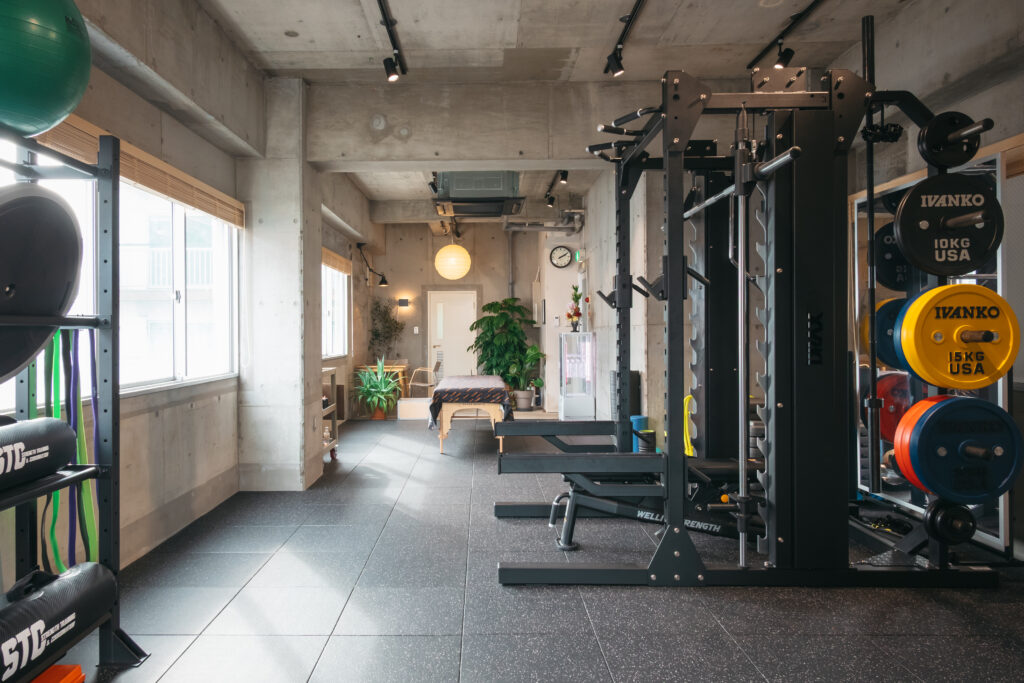 ボールやラックが置かれた、PRIVATE GYM HOOPのトレーニングスペース