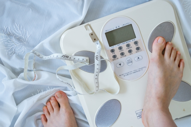 体重計と巻き尺が置かれた、ダイエットのイメージ