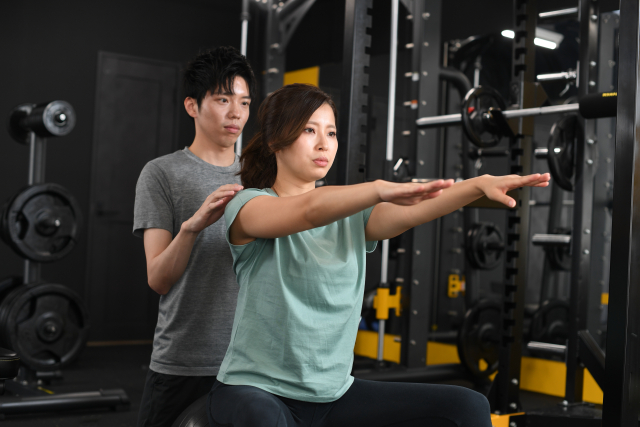 トレーナーが、姿勢と動きを確認している様子