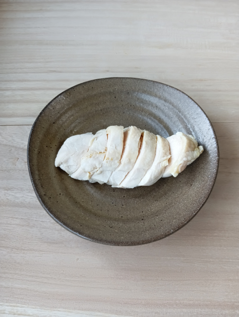皿に盛られたサラダチキン